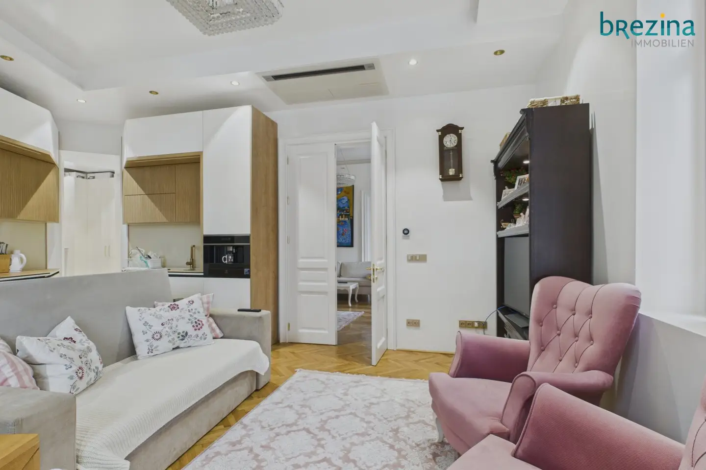 Top renovated 4 room apartment near AKH urban living in the ninth district