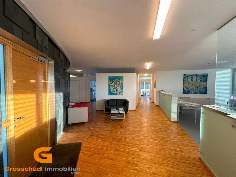 Arbeitsplatz trifft Weitblick: Penthousebüro in Stadtlage kaufen