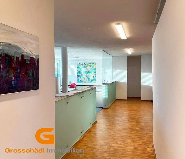 Arbeitsplatz trifft Weitblick: Penthousebüro in Stadtlage kaufen