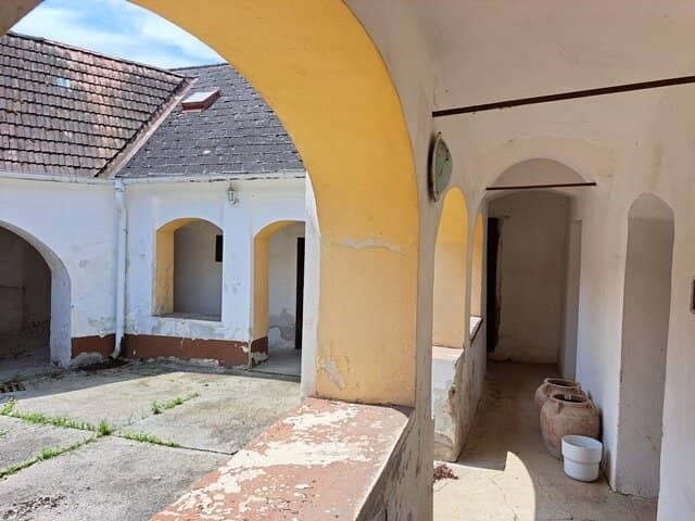 Gestaltungsfreiheit pur! Historischer Arkadenhof (1850) wartet auf Ihre Vision – 245 m² Potenzial – 1.715m² Eigengrund