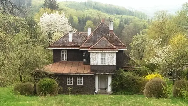 Wenn Wände Geschichten erzählen - Wohnen im Landsitz der Wiener Secessionisten.