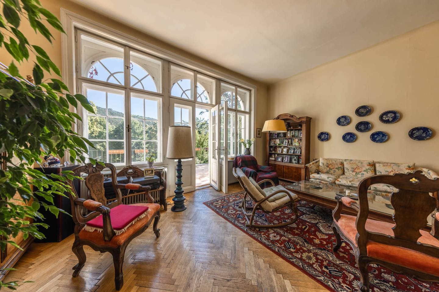 Apartment directly at the Föhrenberge Nature Park in Hinterbrühl? No, we should not include city names; use neutral wording: Apartment directly at the Föhrenberge Nature Park in a calm green setting? However the final should be a single string.