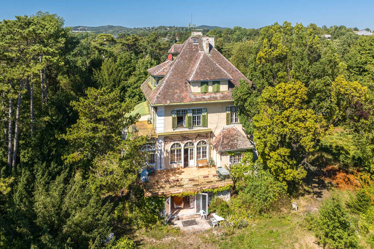 Apartment directly at the Föhrenberge Nature Park in Hinterbrühl? No, we should not include city names; use neutral wording: Apartment directly at the Föhrenberge Nature Park in a calm green setting? However the final should be a single string.