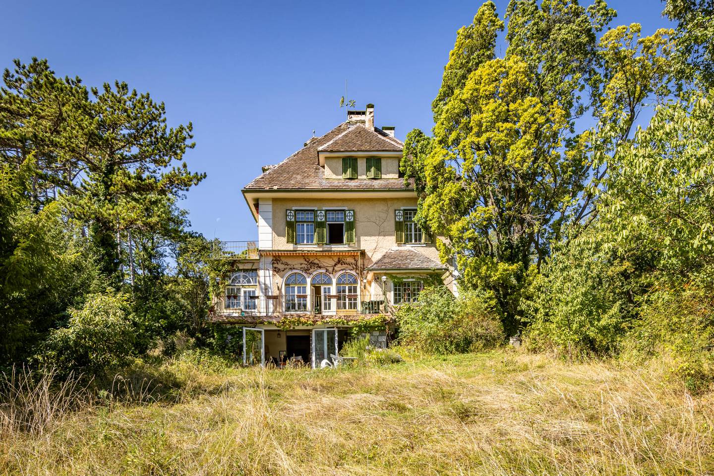 Apartment directly at the Föhrenberge Nature Park in Hinterbrühl? No, we should not include city names; use neutral wording: Apartment directly at the Föhrenberge Nature Park in a calm green setting? However the final should be a single string.