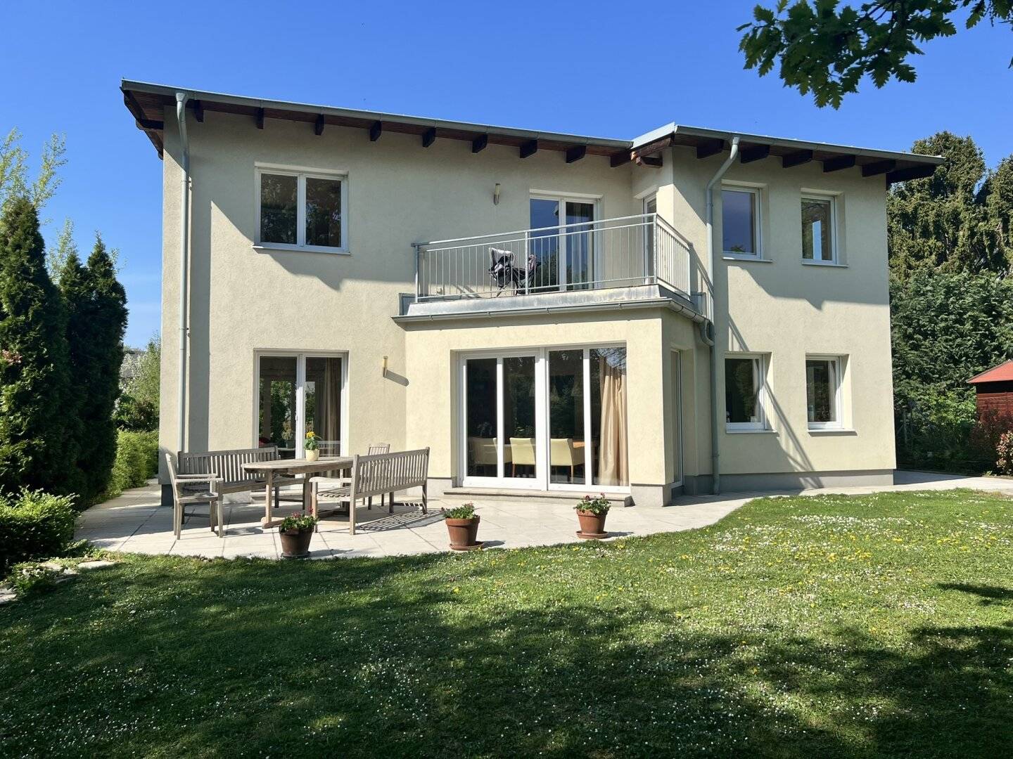 Modern, centrally located family villa with a large garden in a desirable green quiet location (!))?"? (note: keep original punctuation)