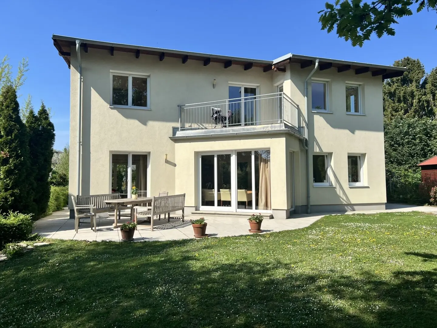 Modern, centrally located family villa with large garden in sought after green quiet location (!)