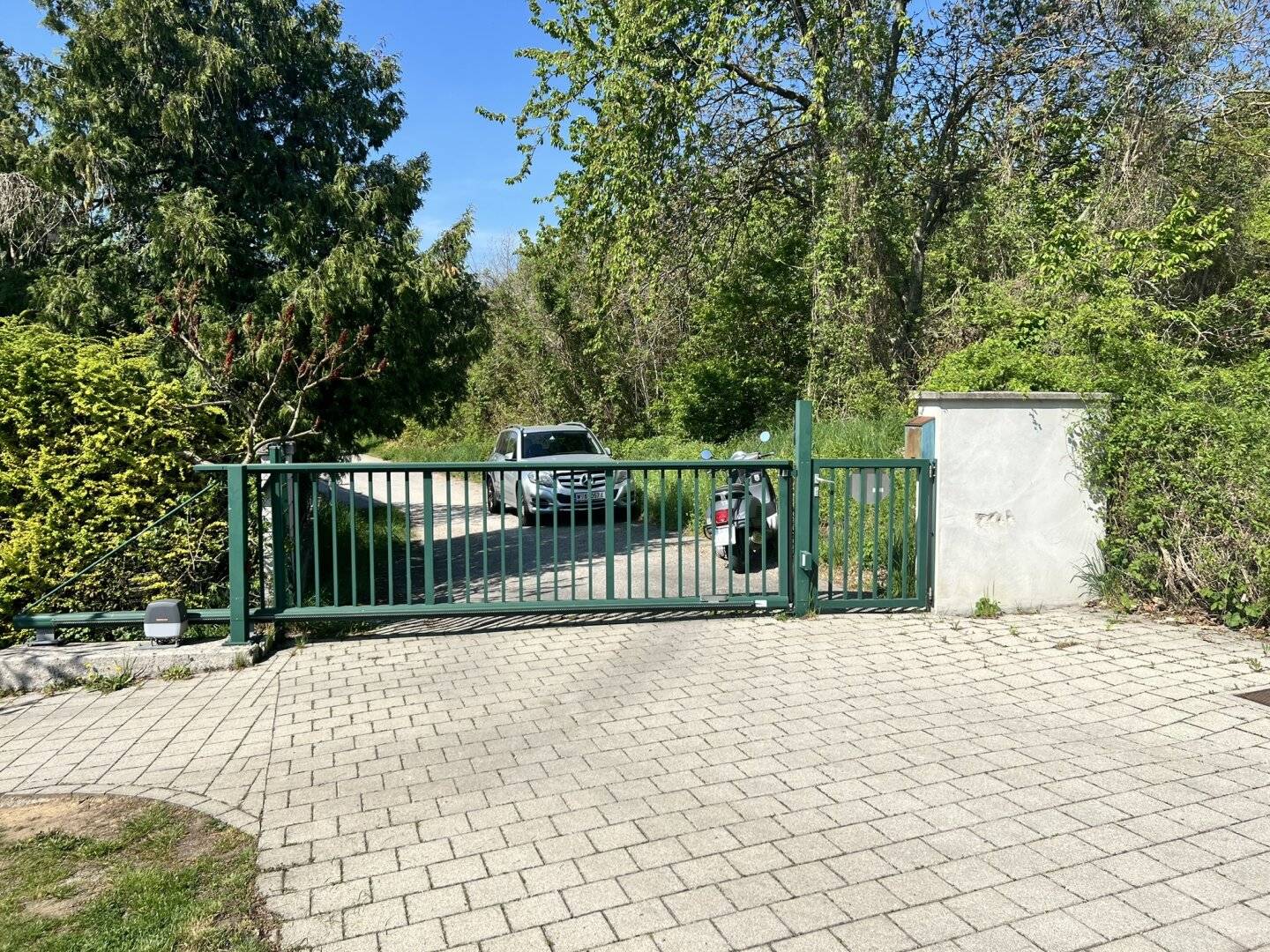Modern, centrally located family villa with a large garden in a desirable green quiet location (!))?"? (note: keep original punctuation)