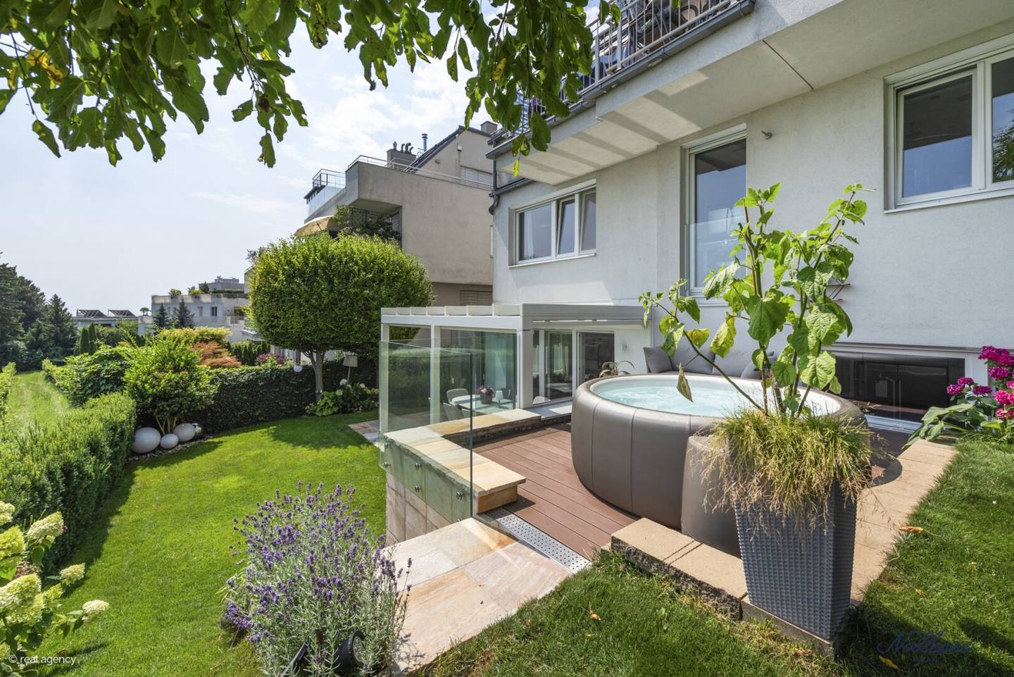 House feeling in Döbling prime location – Exclusive maisonette including 1 garage space with garden and view over Vienna
