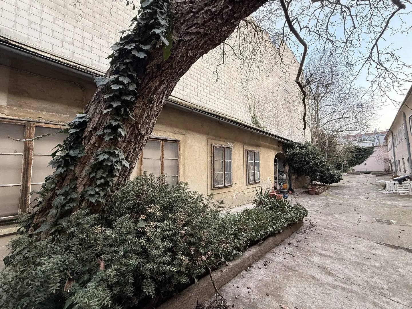 Tenement house with development potential on Neulerchenfelder Straße