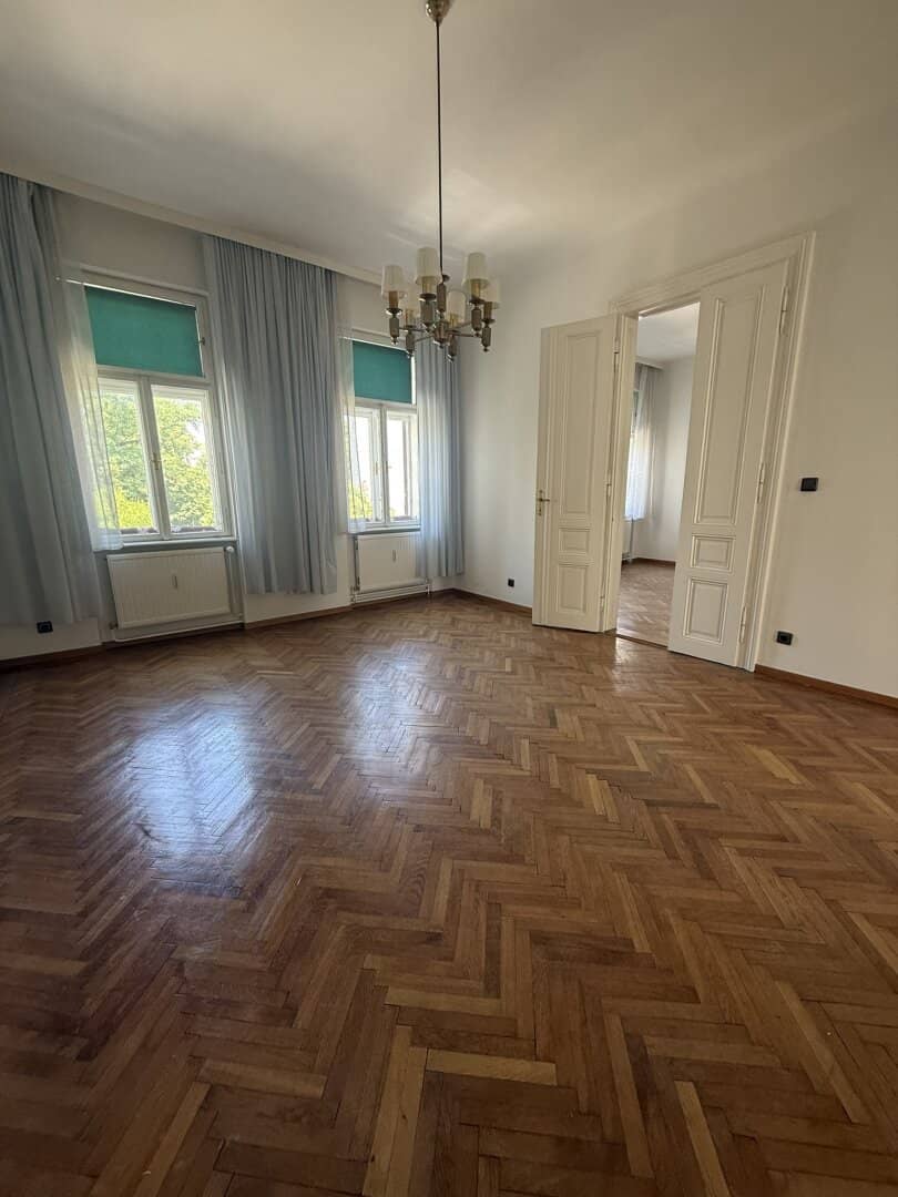 6-room apartment (189m²) in Pulverturmgasse with view of the Canisuskirche