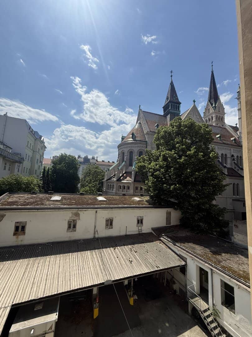 6-room apartment (189m²) in Pulverturmgasse with view of the Canisuskirche
