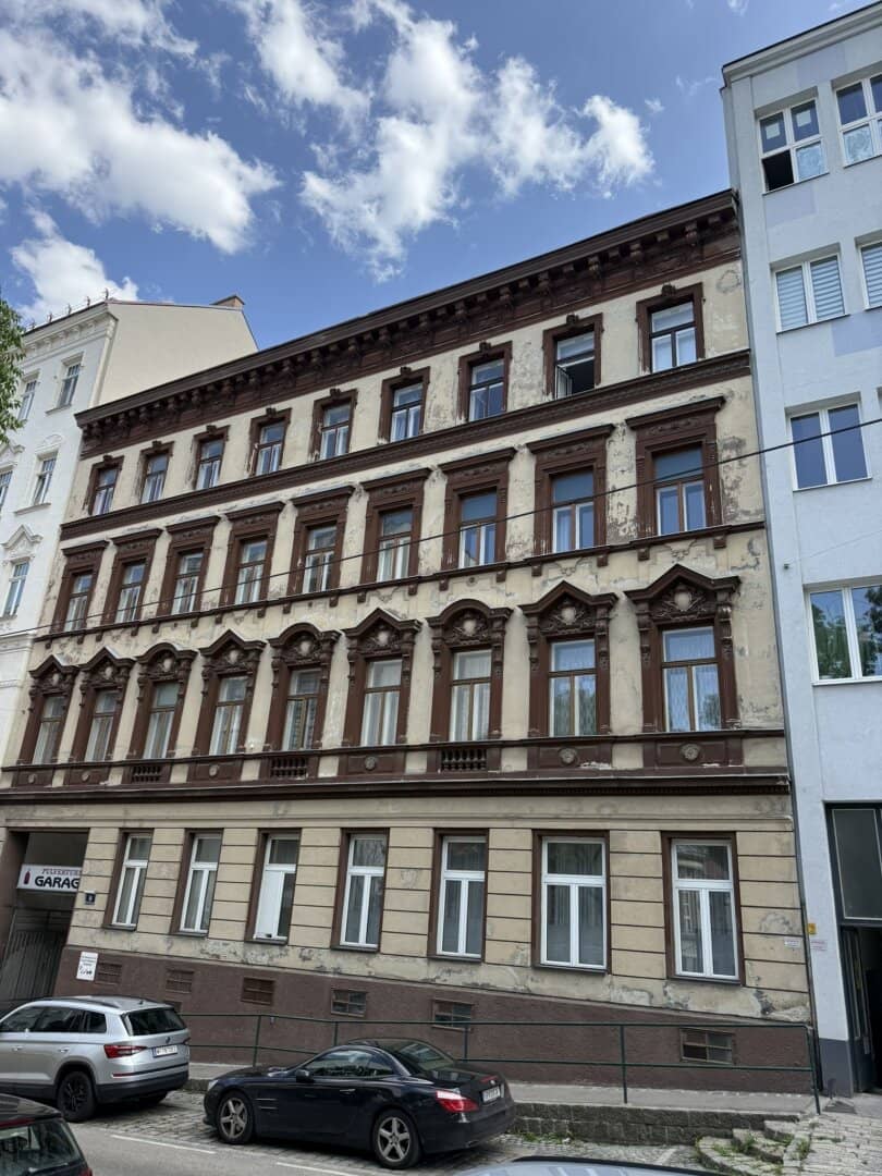 6-room apartment (189m²) in Pulverturmgasse with view of the Canisuskirche