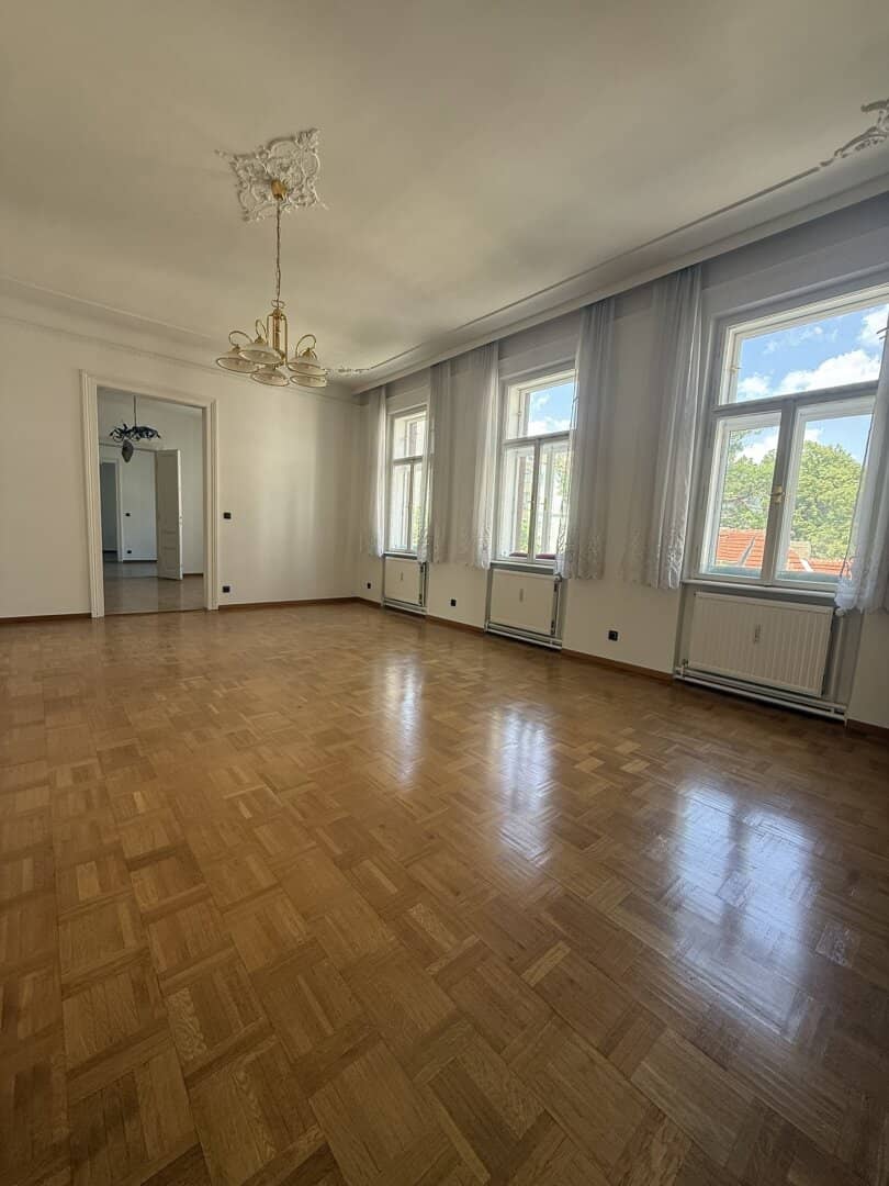 6-room apartment (189m²) in Pulverturmgasse with view of the Canisuskirche