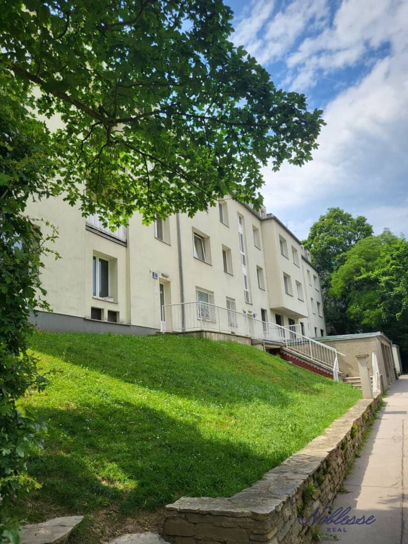Living in the green with balcony and excellent city connection