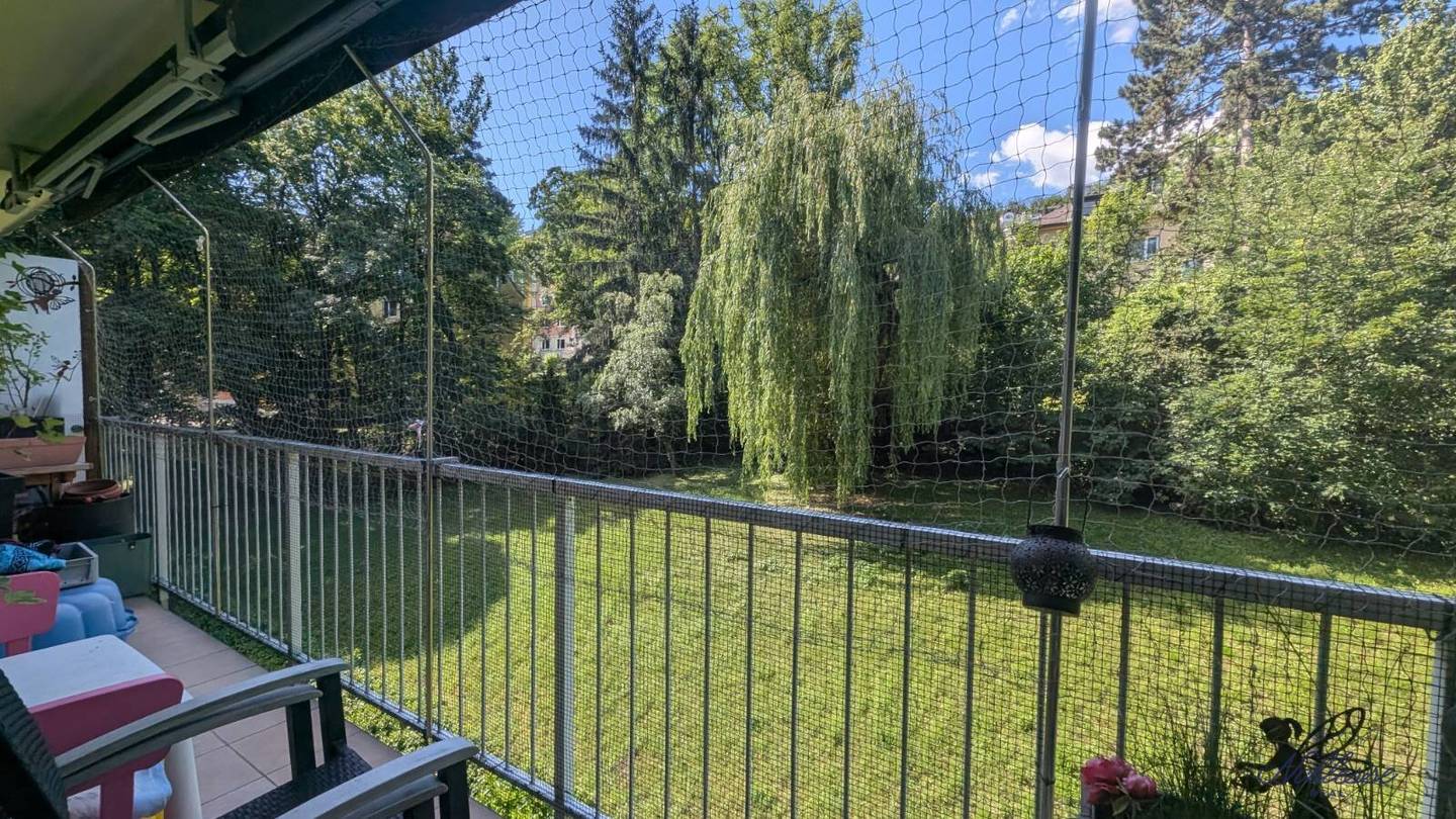 Living in the green with balcony and excellent city connection