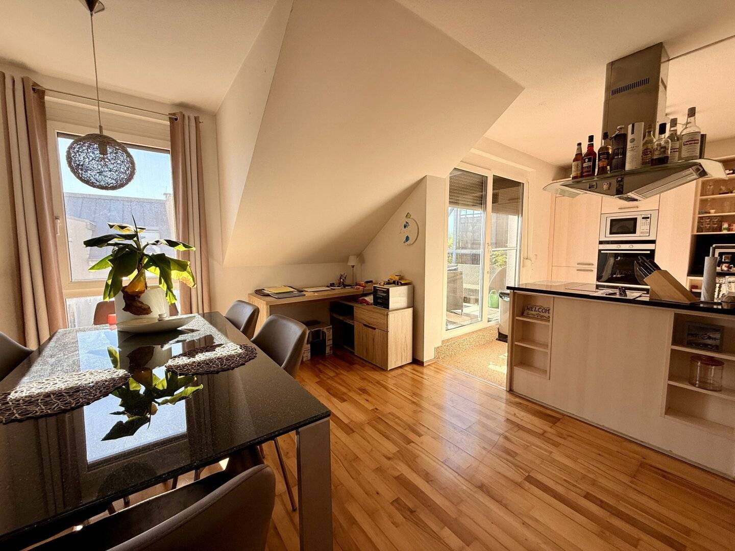 Lichtdurchflutete Dachgeschoßwohnung mit sonniger Terrasse