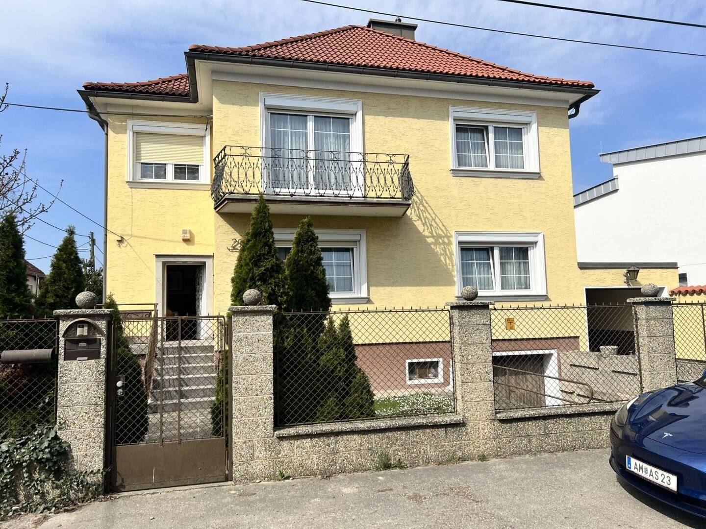 Well laid out, bright single-family house in a quiet residential area with garden