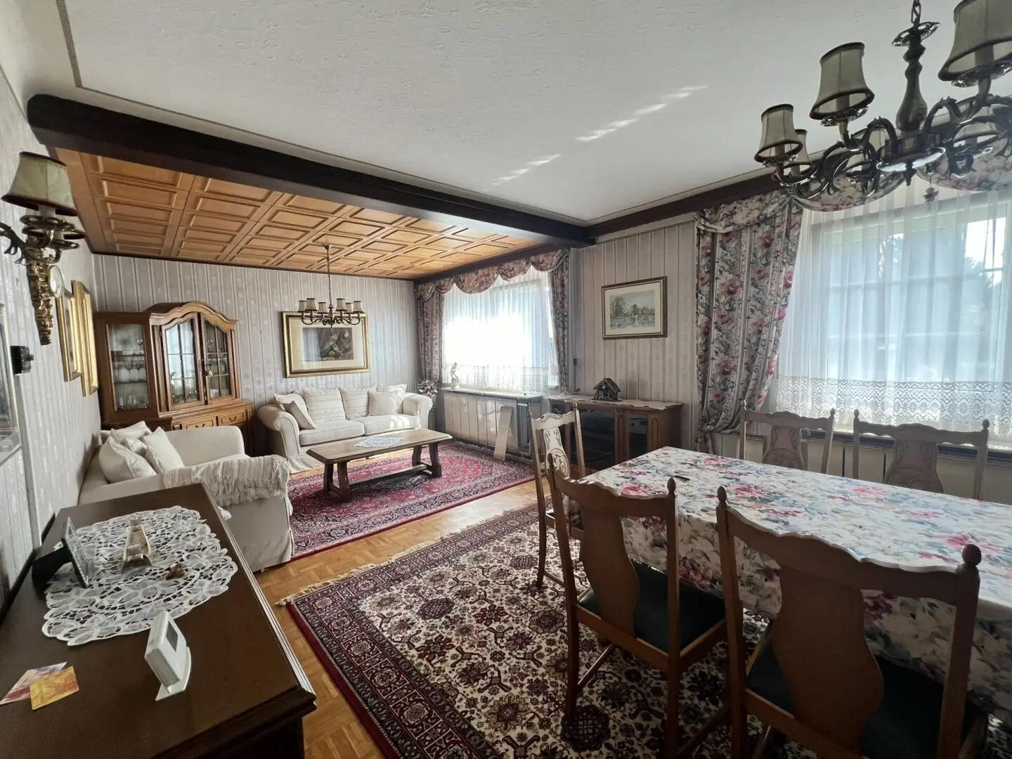 Well laid out bright detached house in a quiet residential area with garden
