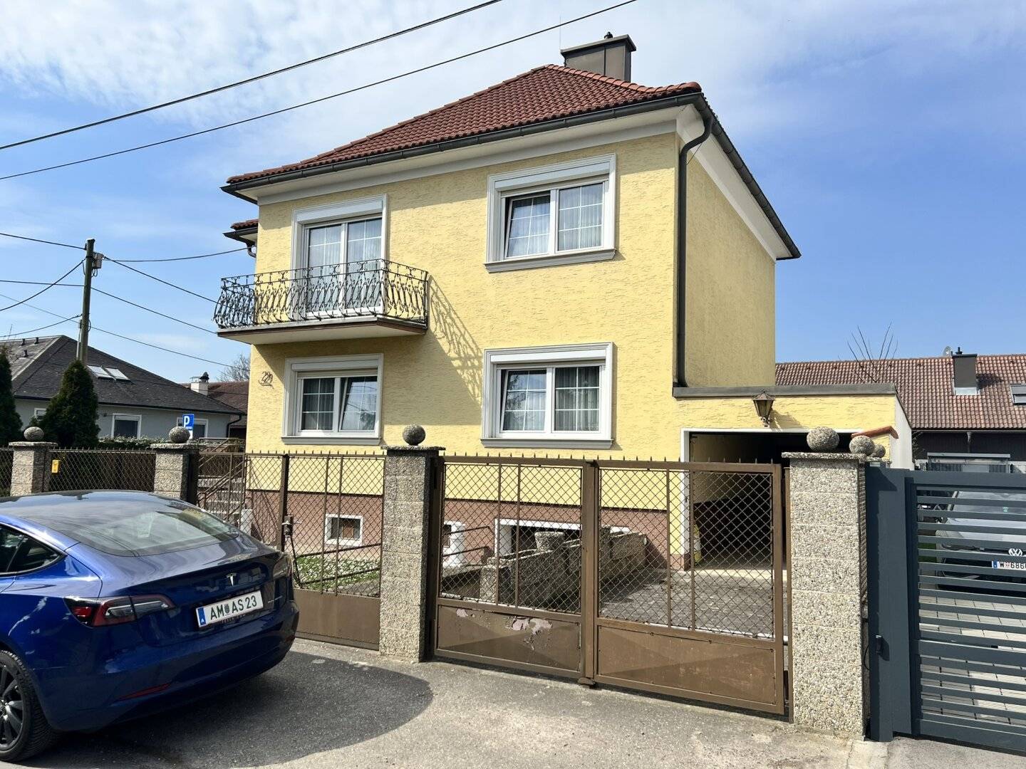 Well laid out, bright single-family house in a quiet residential area with garden