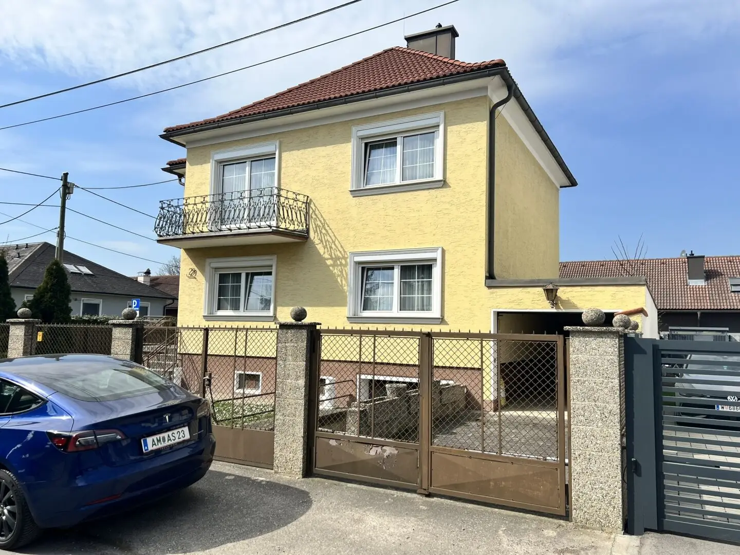 Well laid out bright detached house in a quiet residential area with garden