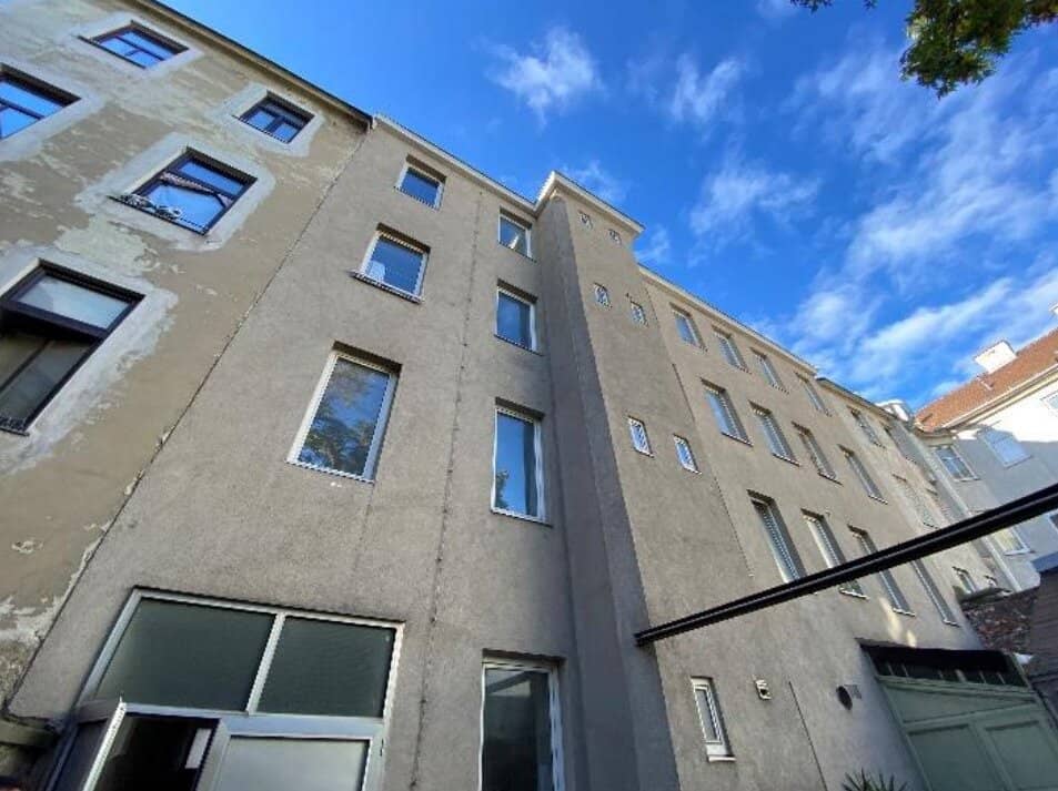 Apartment building with building permit in a central location