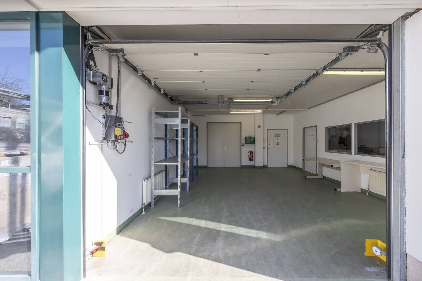 TOP commercial spaces with office wing and roller door - ground level drivable in Salzburg Nord