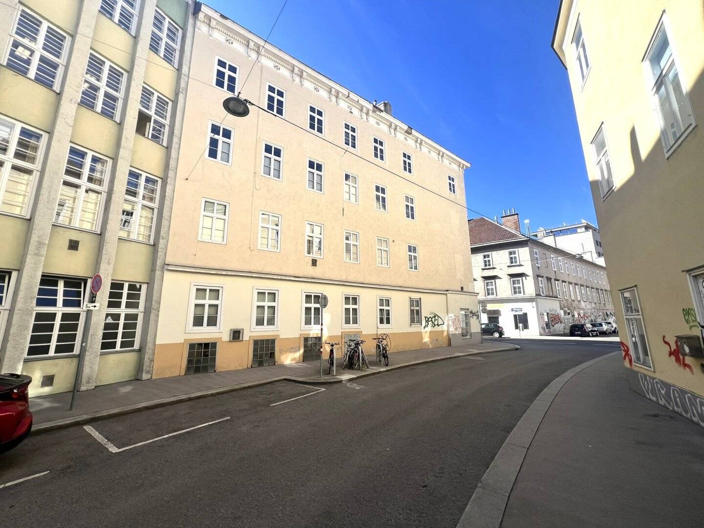 Eckzinshaus in Naschmarktlage mit baubewilligten Rohdachboden mit hohem Leerstand