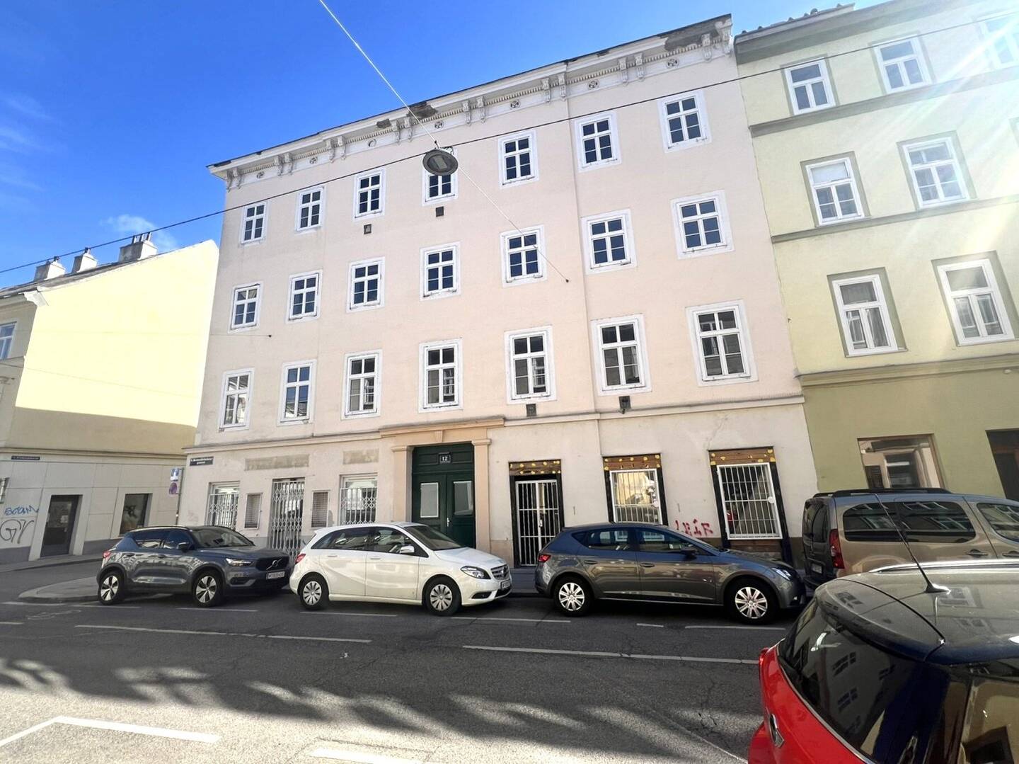 Eckzinshaus in Naschmarktlage mit baubewilligten Rohdachboden mit hohem Leerstand