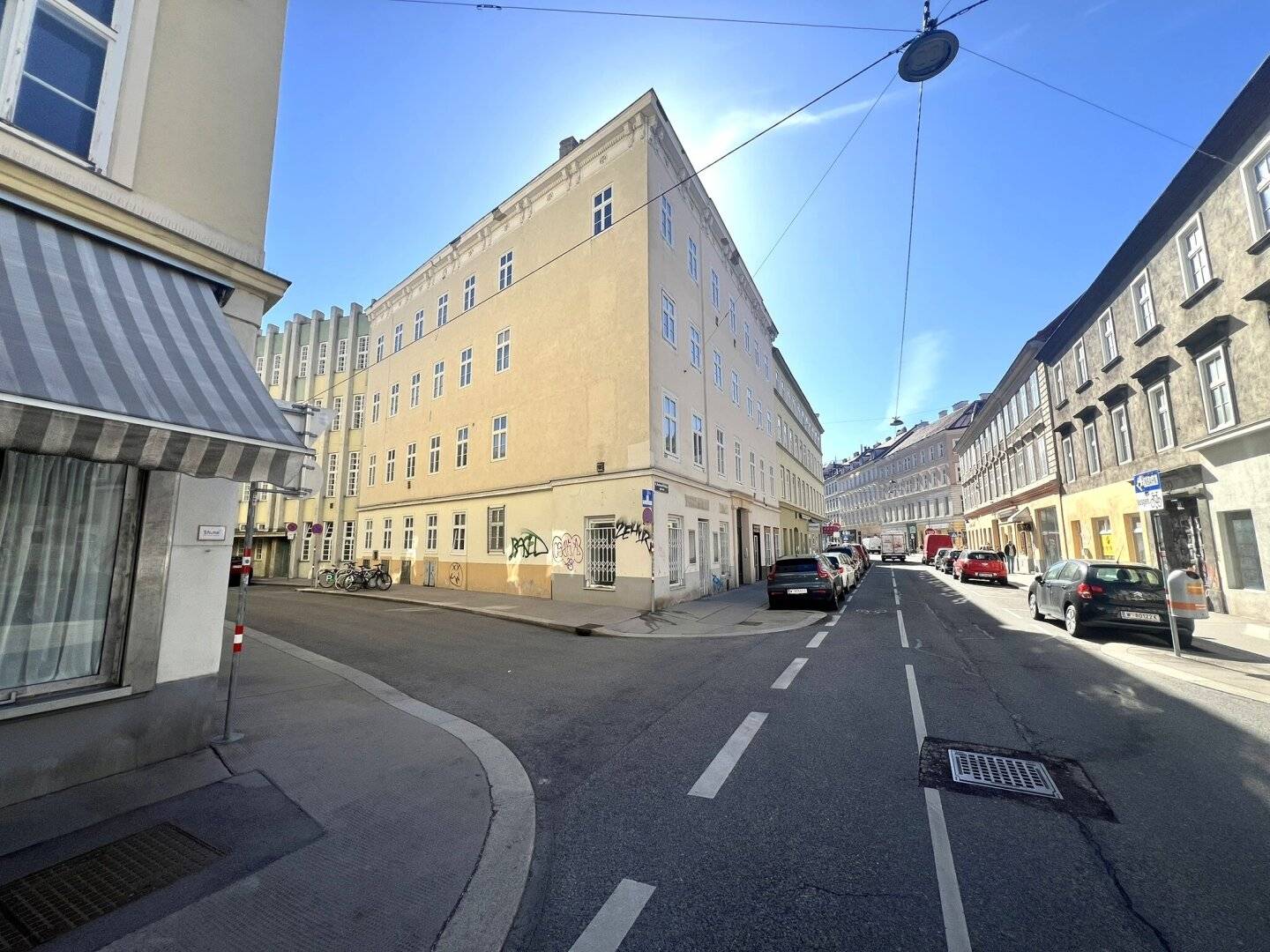 Eckzinshaus in Naschmarktlage mit baubewilligten Rohdachboden mit hohem Leerstand