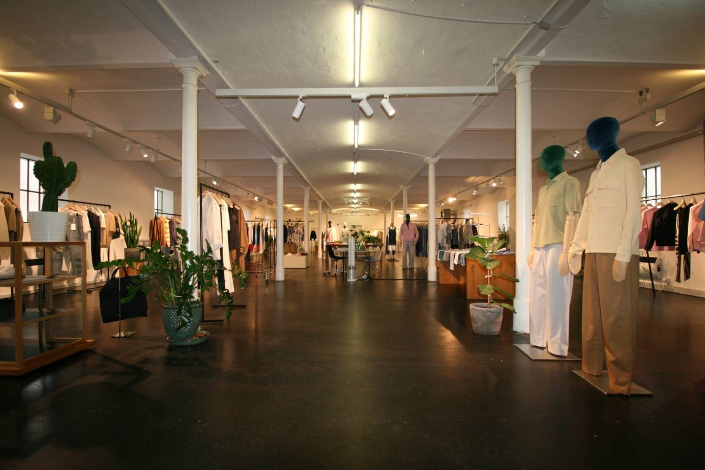 Exhibition space / Office with generous storage space in Salzburg North