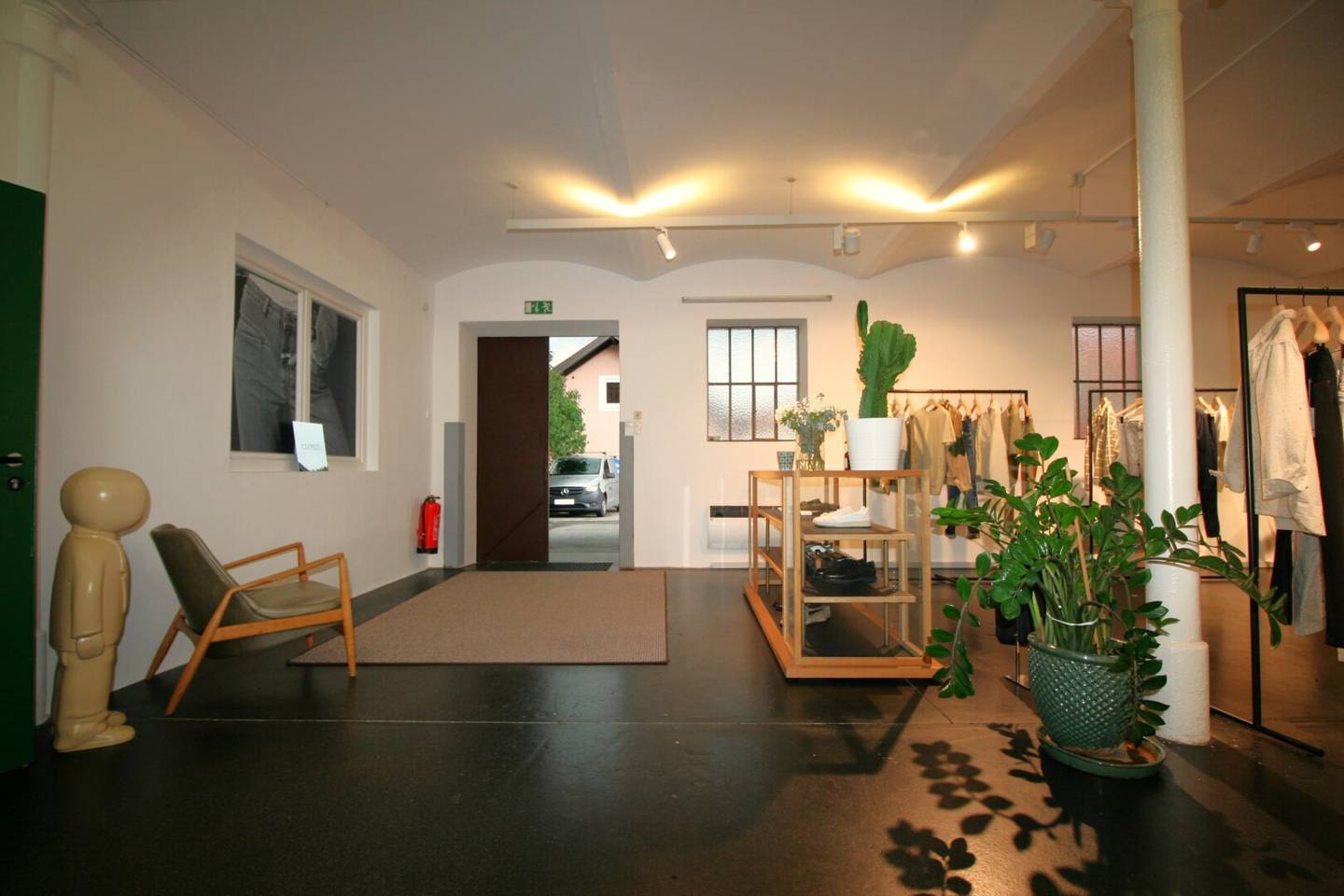 Exhibition space / Office with generous storage space in Salzburg North