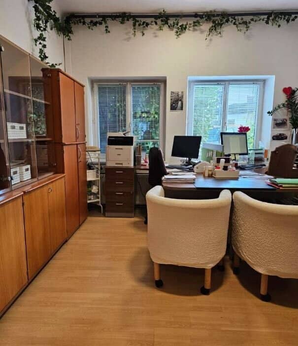 The ideal business location for rent! Everything under one roof office, commercial and storage space in Grödig