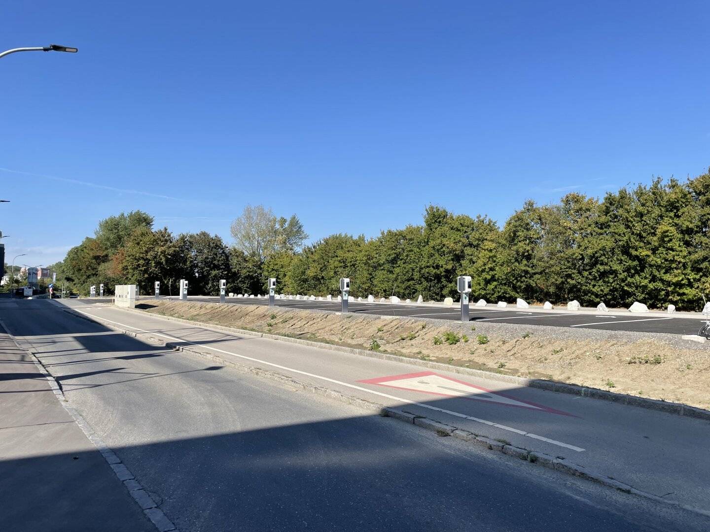 Commission-free Parking spaces for cars, small trucks and trucks at the border to the 19th district