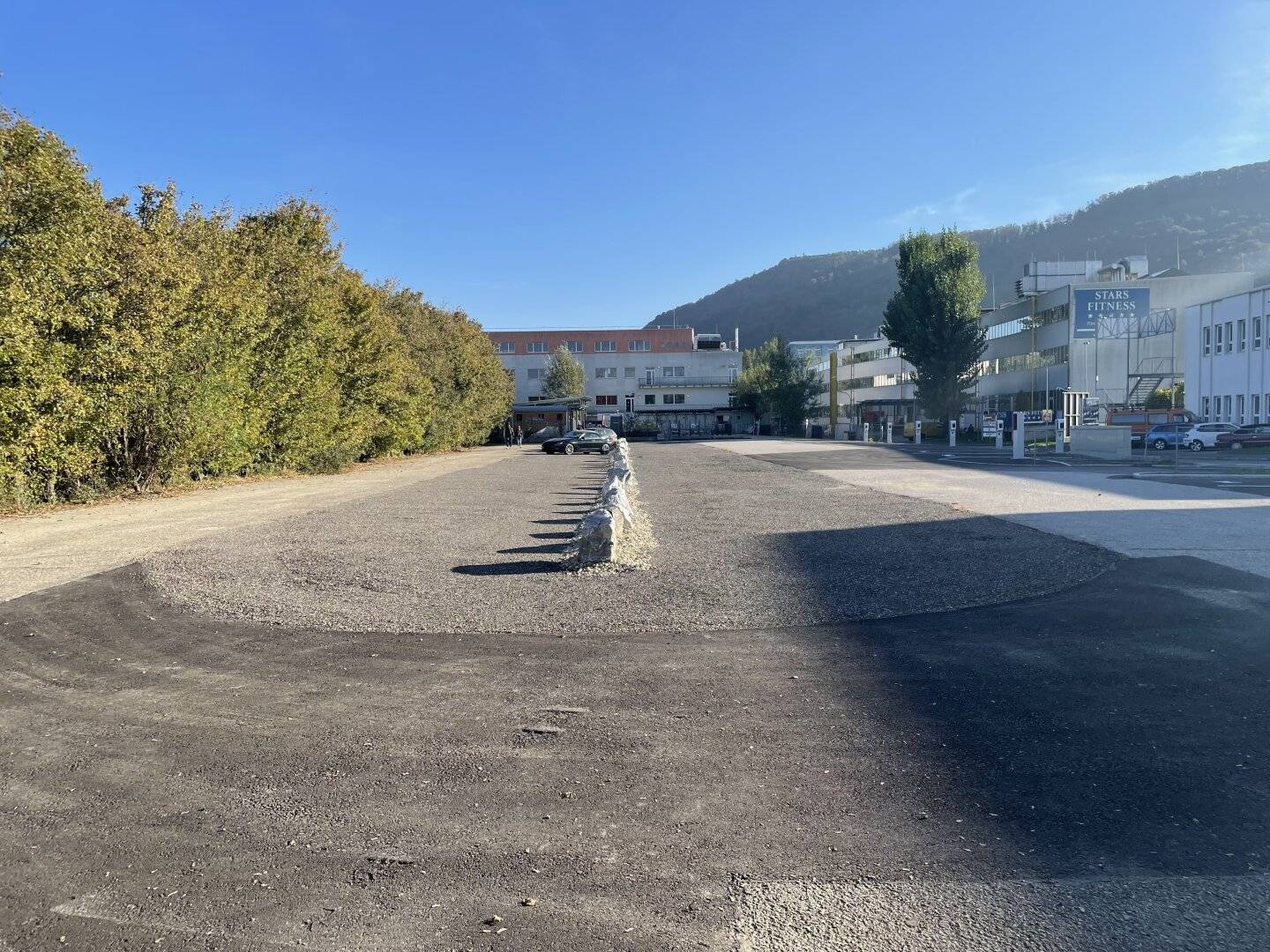 Commission-free Parking spaces for cars, small trucks and trucks at the border to the 19th district