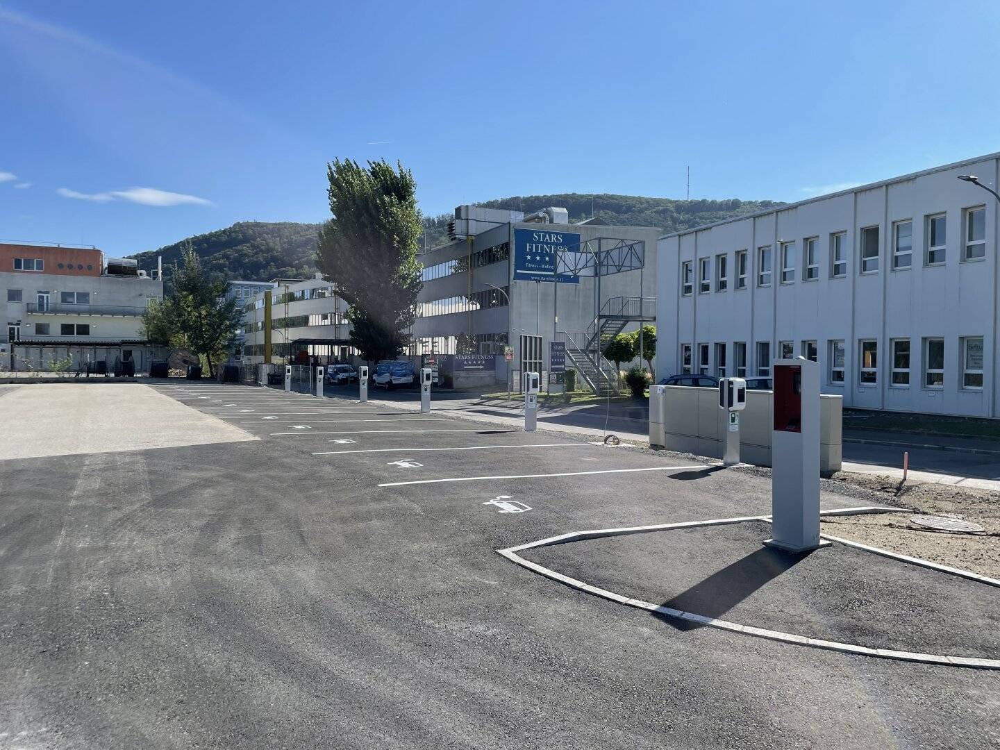 Commission-free Parking spaces for cars, small trucks and trucks at the border to the 19th district