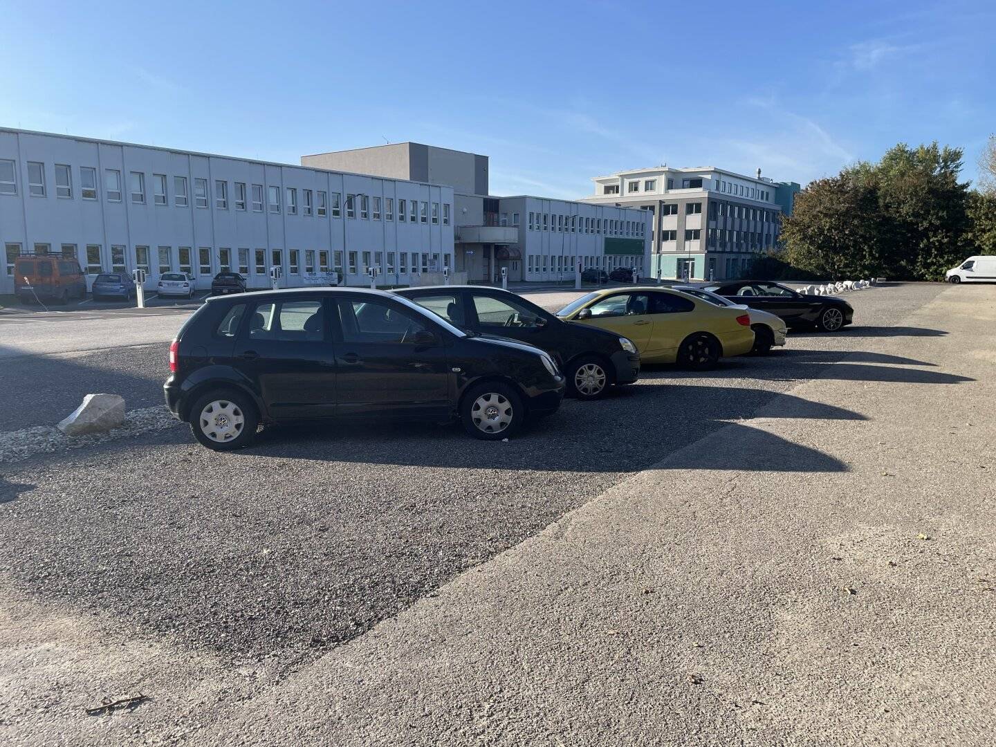 Commission-free Parking spaces for cars, small trucks and trucks at the border to the 19th district