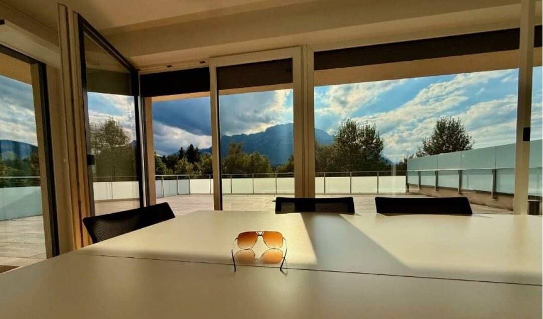 Attraktives Multi-Office-Objekt in Toplage Urstein Nord – Showrooms, Büros & Betriebswohnung & Dachterrasse & Lager