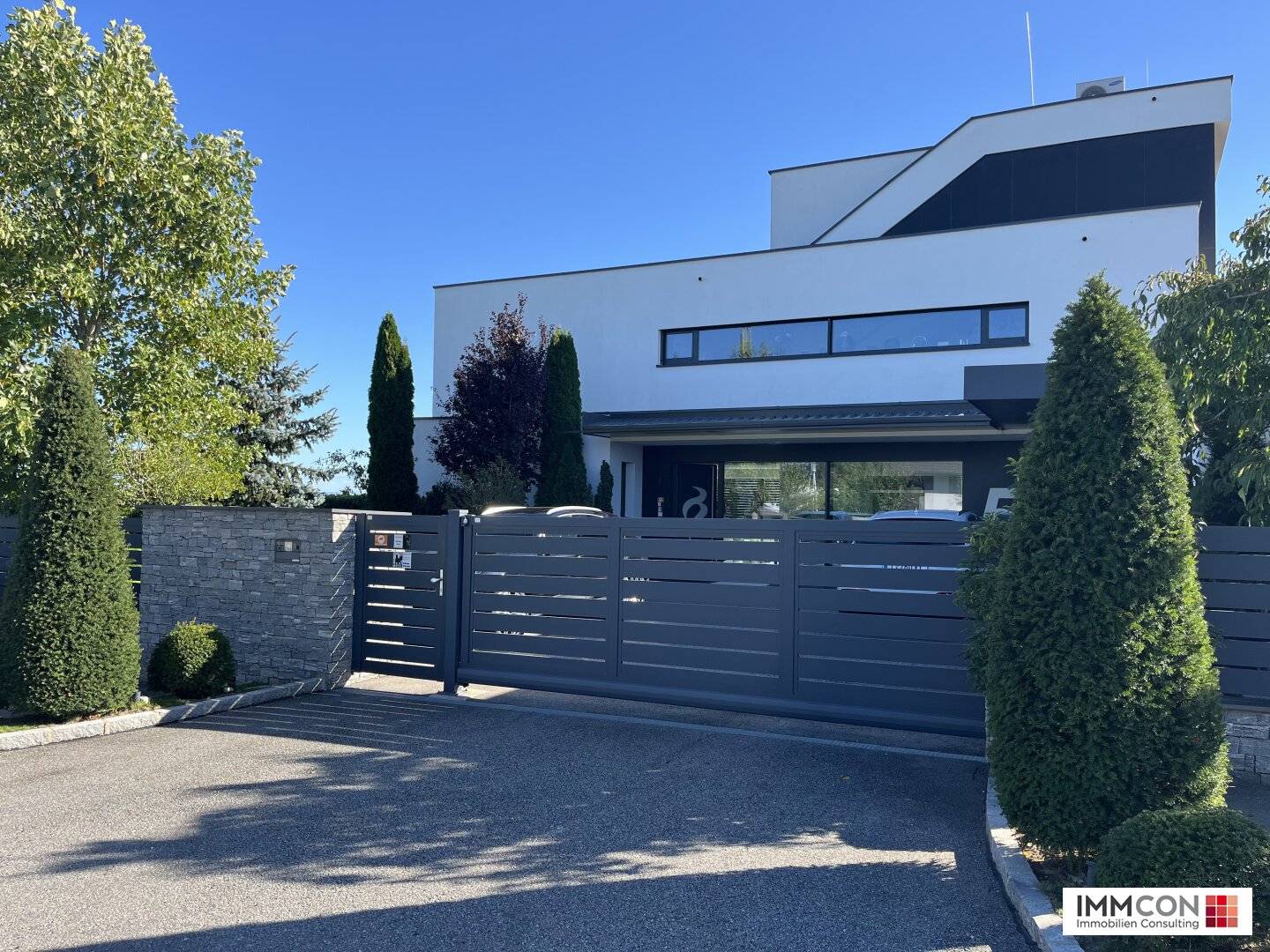 NEUWERTIGE, MODERNE LUXUSVILLA IN RUHIGER SONNENLAGE - traumhafter Ausblick!
