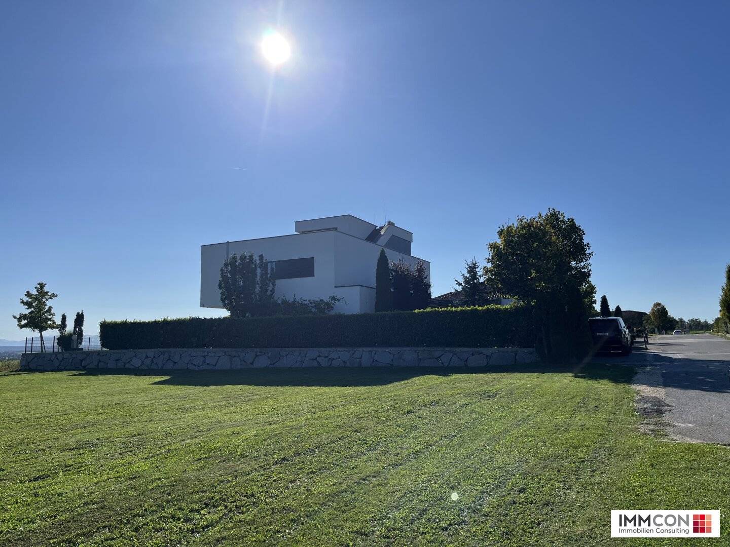 NEUWERTIGE, MODERNE LUXUSVILLA IN RUHIGER SONNENLAGE - traumhafter Ausblick!
