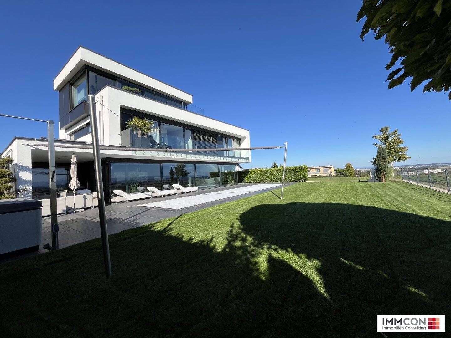 NEUWERTIGE, MODERNE LUXUSVILLA IN RUHIGER SONNENLAGE - traumhafter Ausblick!