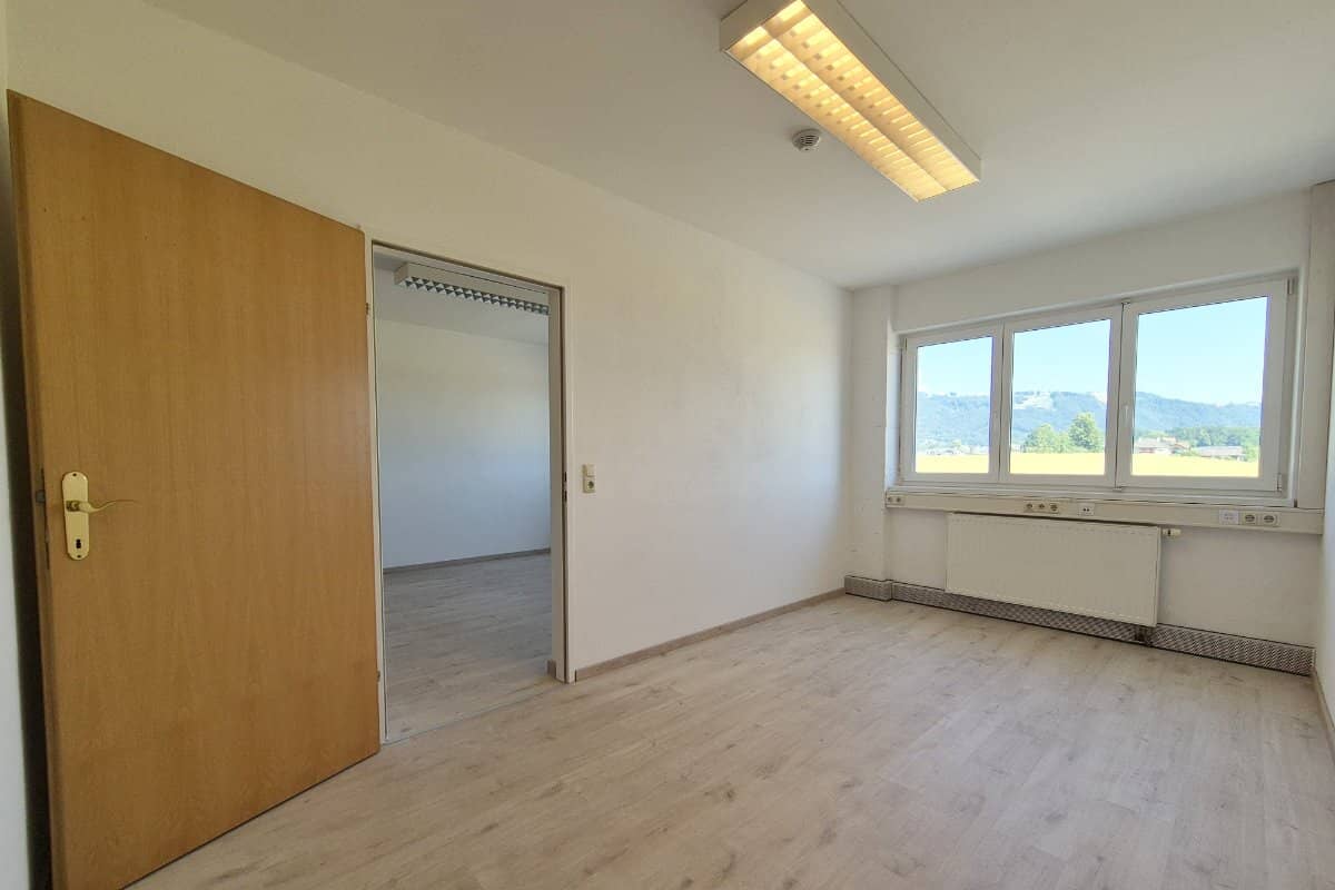 Representative 3 room office / practice with top infrastructure in Altmünster