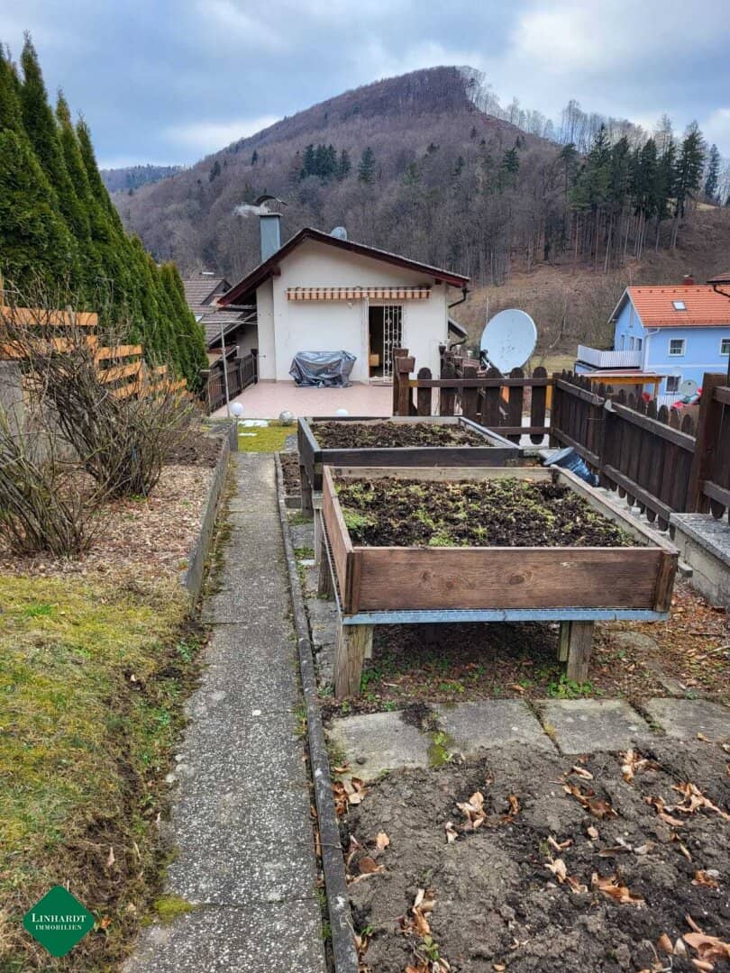Großzügiges Haus in ruhiger Lage ( Zweiwohneinheiten möglich )