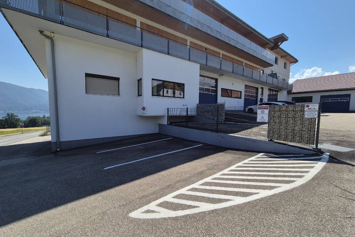 Representative office or medical practice with lake view and top infrastructure in Altmünster