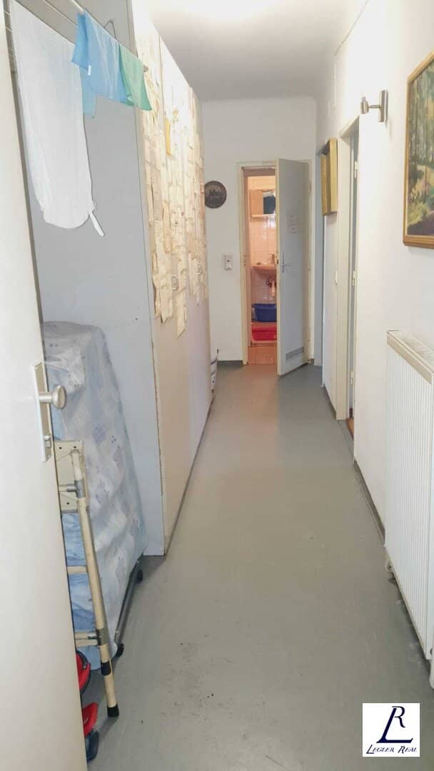Investment or Own Home in Top Location!! U6 in 2 Minutes!