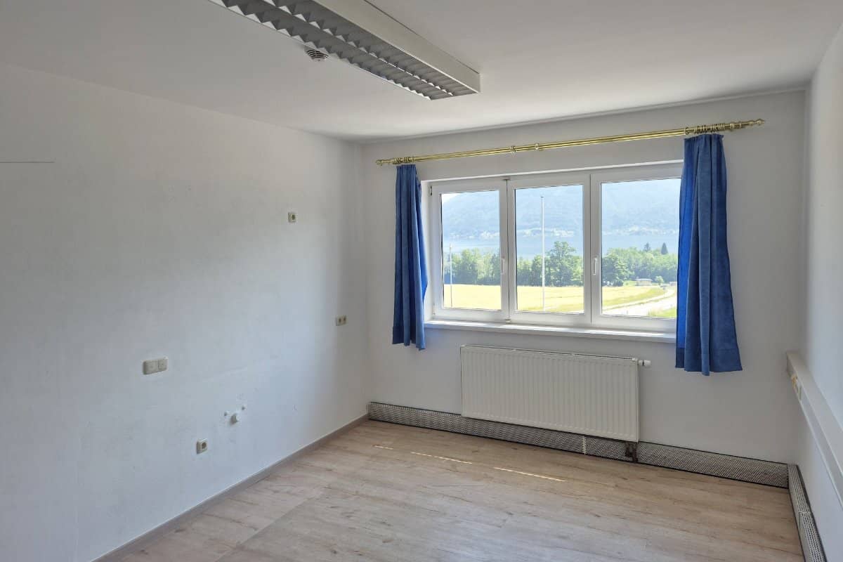 Representative office or practice with lake view and top infrastructure in Altmünster