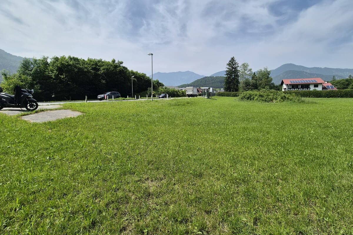 Großes, gemischt nutzbares Baugrundstück an der B145 in Bad Ischl