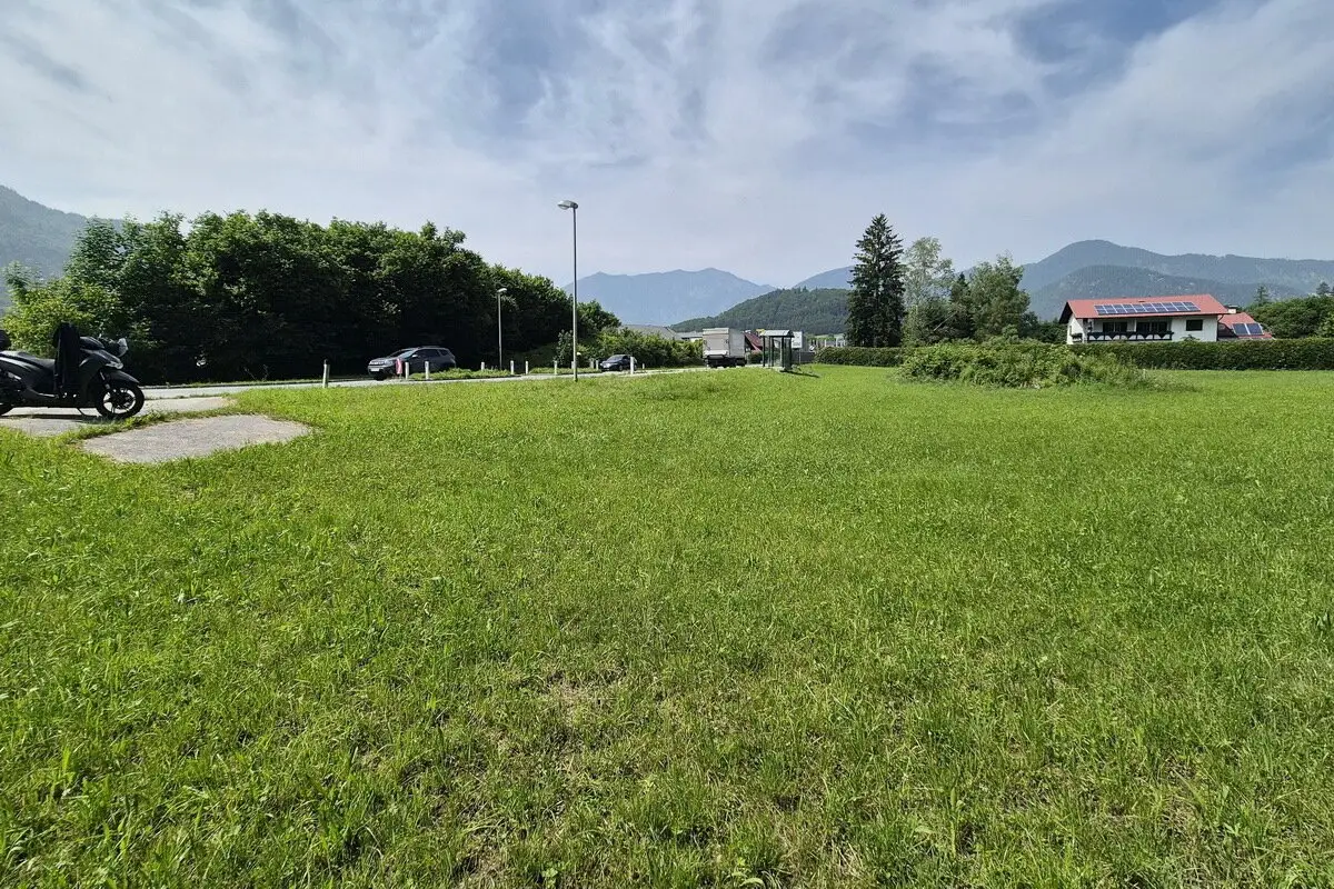 Large mixed-use building plot on the B145 in Bad Ischl","de":"Großes, gemischt nutzbares Baugrundstück an der B145 in Bad Ischl"},