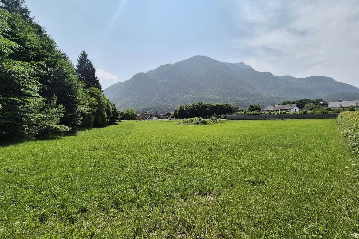 Großes, gemischt nutzbares Baugrundstück an der B145 in Bad Ischl