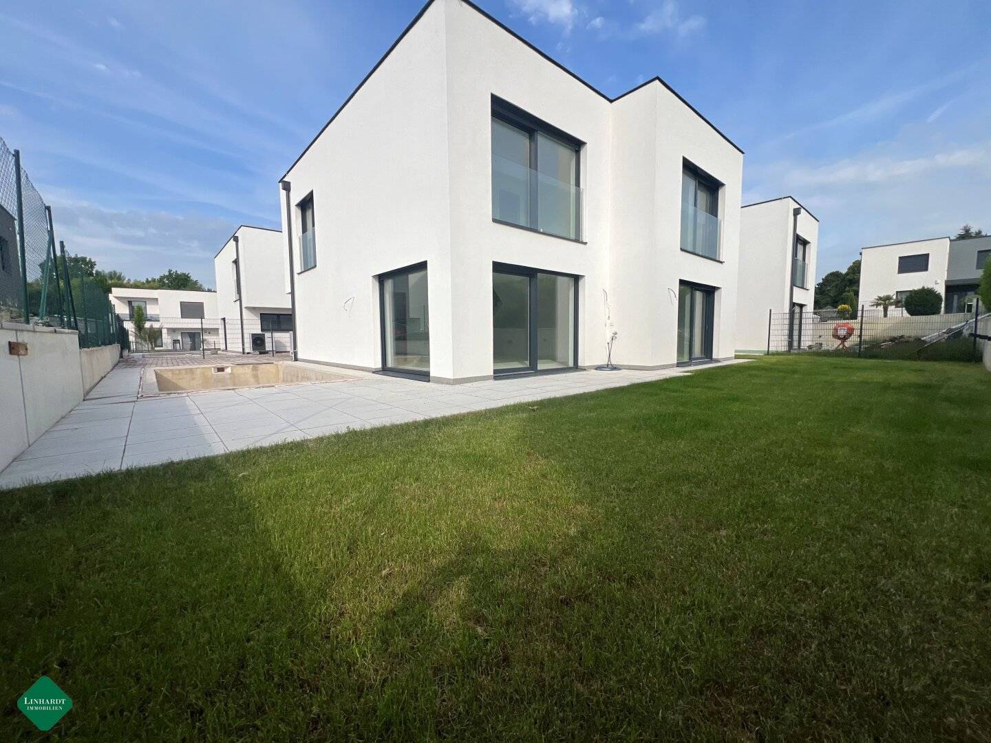 Nur noch 1 Haus verfügbar - Neubau - Modernes Haus mit Pool - Belagsfertig