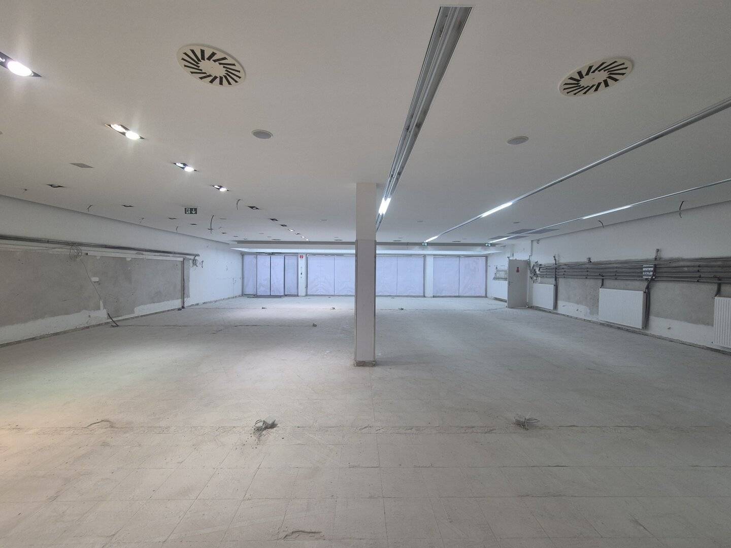 Großraum Geschäft in der Hauptplatzpassage Neunkirchen zu mieten!